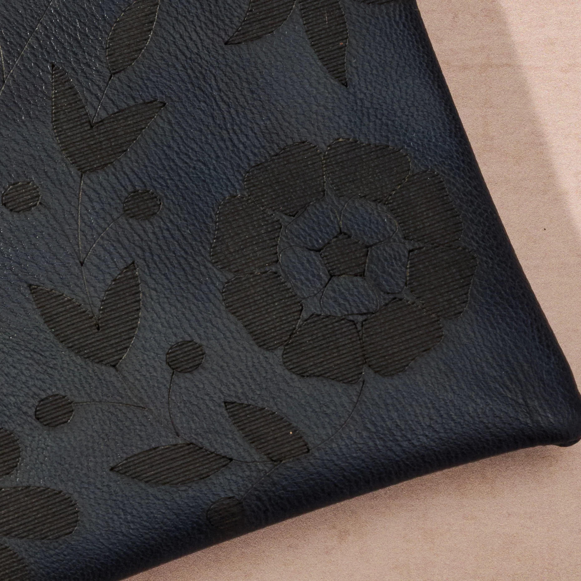 Gahara Embossed Coin Purse - Image 4