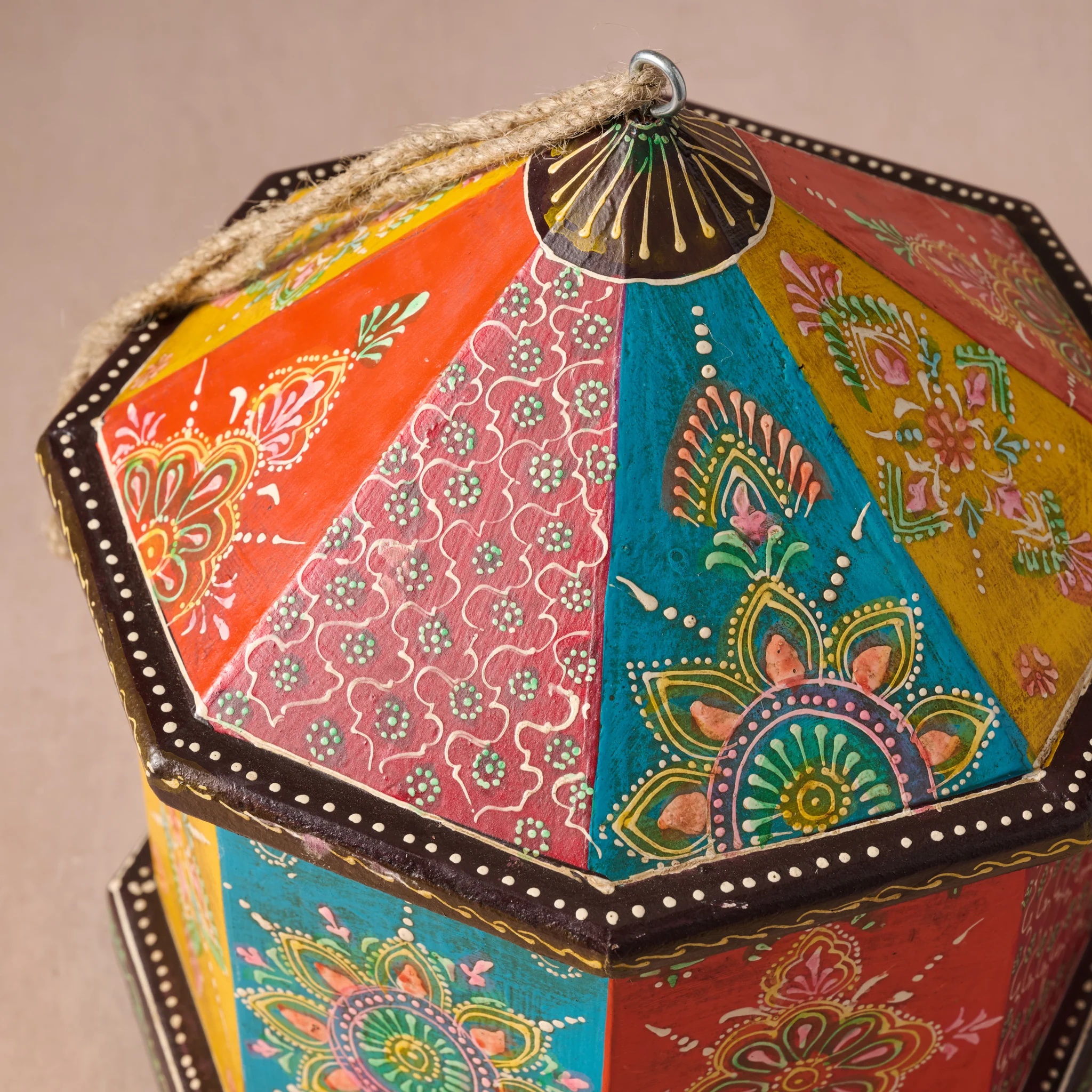 Sarkas Hand Painted Birdhouse with Perch - Image 4
