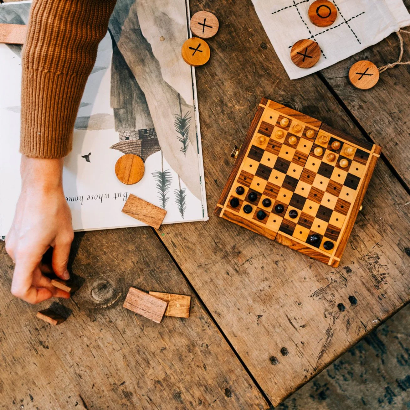 Sheesham Travel Chess Set - Image 4